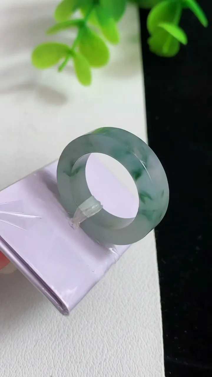 天然A货翡翠飘花指环戒指，尺寸17-5.6-3.8，重量:6.77g2025年3月18日
工厂直销收藏佳品,种好水足，色泽均匀，有种有色，上手高大气！
