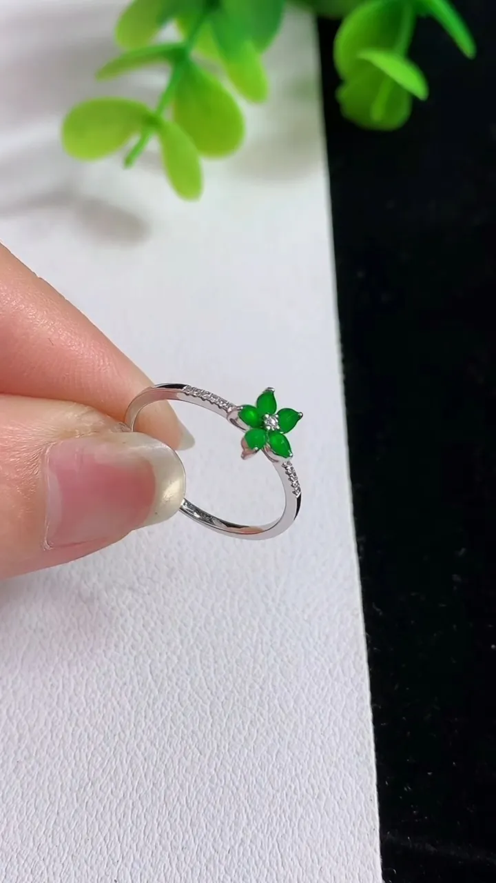 天然A货翡翠随形戒指，尺寸16.6-2.2-1.7，重量:1.75g2025年3月18日
工厂直销收藏佳品,种好水足，色泽均匀，有种有色，上手高大气！