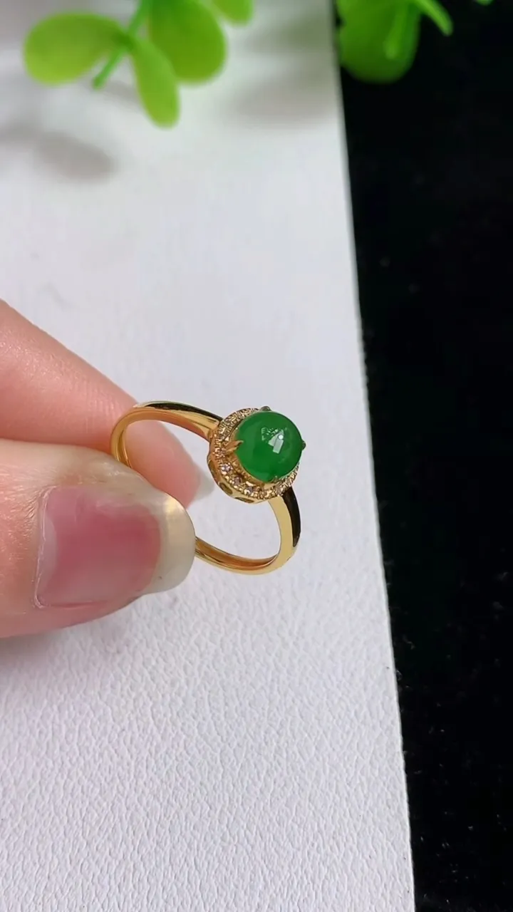 天然A货翡翠蛋面戒指，尺寸17-5.7-5.4，重量:1.23g2025年3月19日
工厂直销收藏佳品,种好水足，色泽均匀，有种有色，上手高大气！