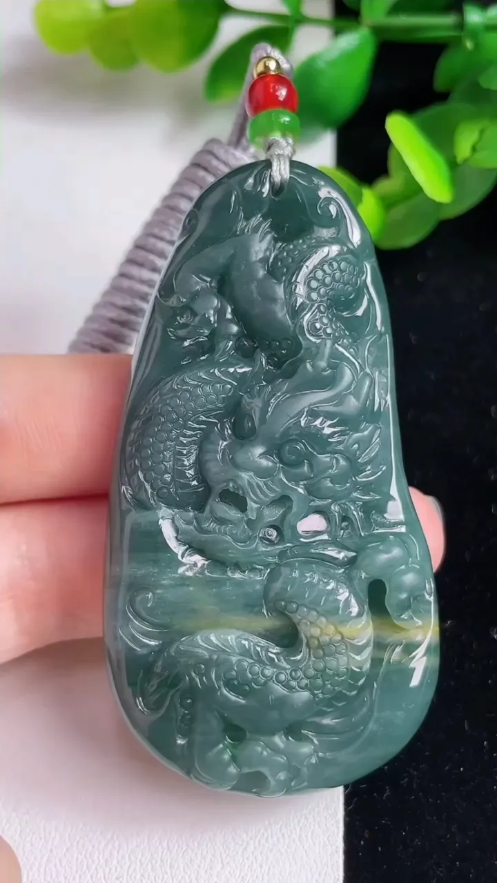 天然A货翡翠蓝水双彩龙牌吊坠，尺寸66.8-35.6-12，重:47.85g
3月19日