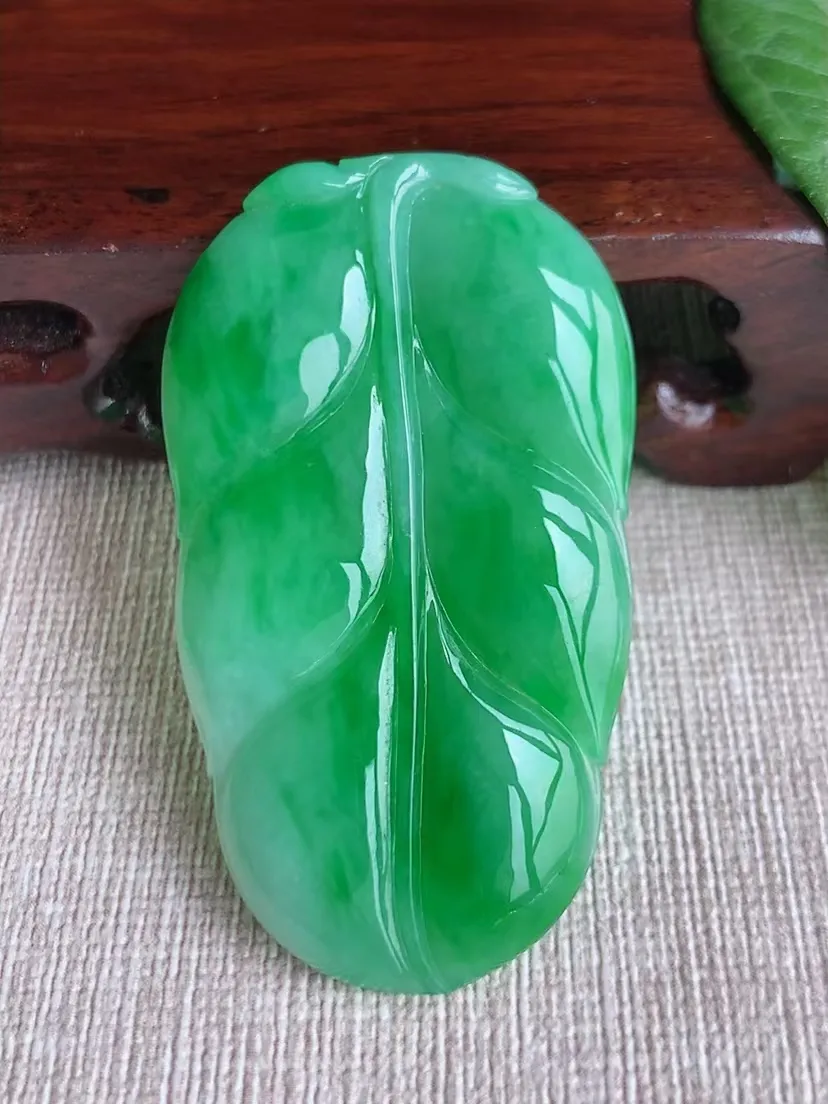 天然A货翡翠飘阳绿大叶子金枝玉叶镶嵌件 尺寸52.2×29.8×4.8m量14.19g 0316