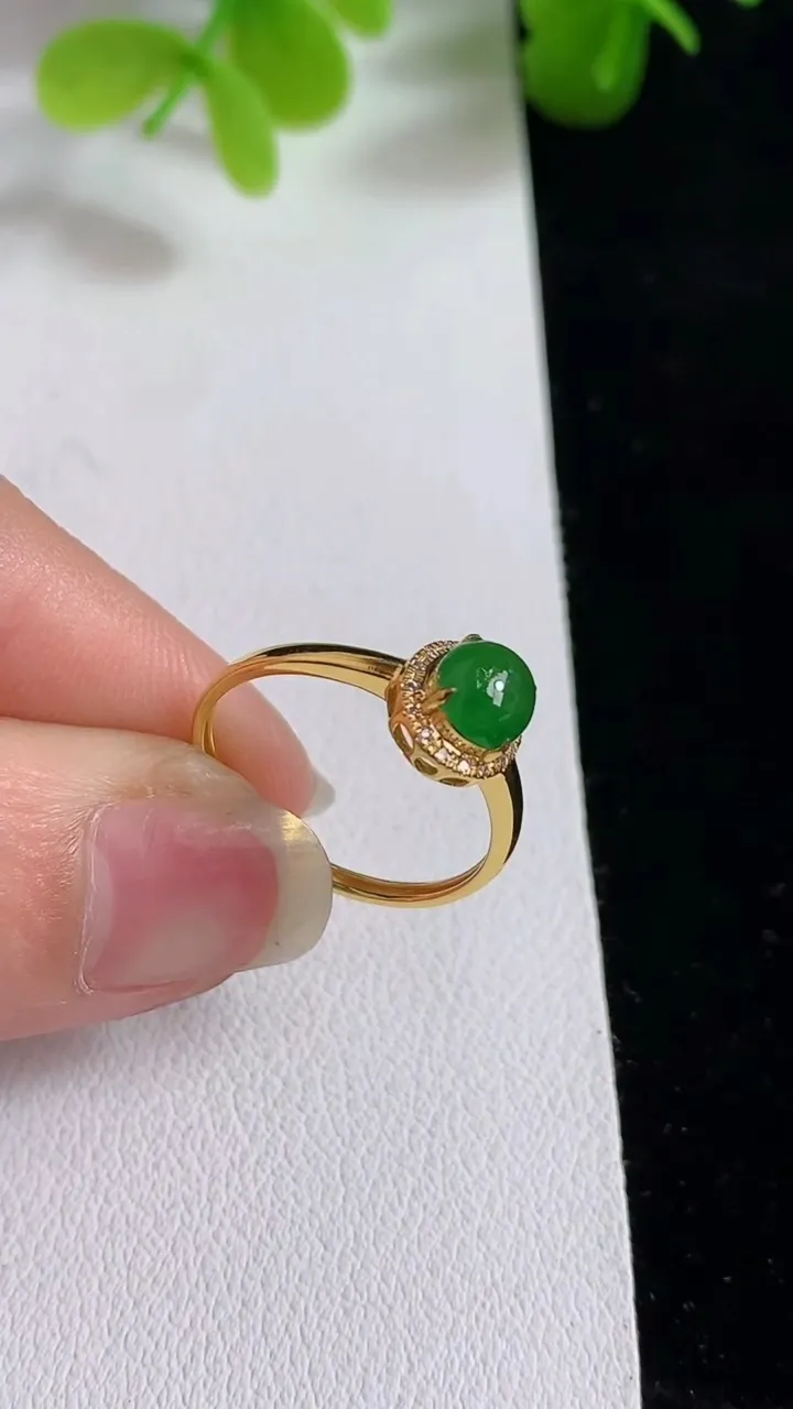 天然A货翡翠蛋面戒指，尺寸17-5.7-5.4，重量:1.23g2025年3月19日
工厂直销收藏佳品,种好水足，色泽均匀，有种有色，上手高大气！