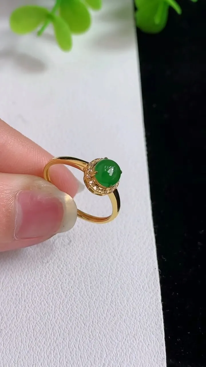 天然A货翡翠蛋面戒指，尺寸17-5.7-5.4，重量:1.23g2025年3月19日
工厂直销收藏佳品,种好水足，色泽均匀，有种有色，上手高大气！