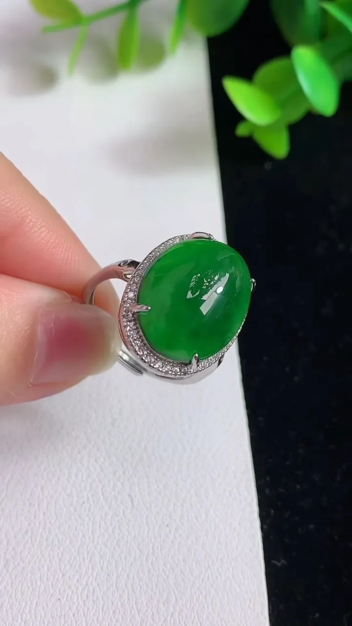 天然A货翡翠蛋面戒指，尺寸17-13，重量:4.38g2025年3月19日
工厂直销收藏佳品,种好水足，色泽均匀，有种有色，上手高大气！