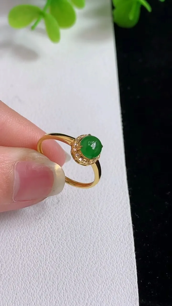 天然A货翡翠蛋面戒指，尺寸17-5.7-5.4，重量:1.23g2025年3月19日
工厂直销收藏佳品,种好水足，色泽均匀，有种有色，上手高大气！