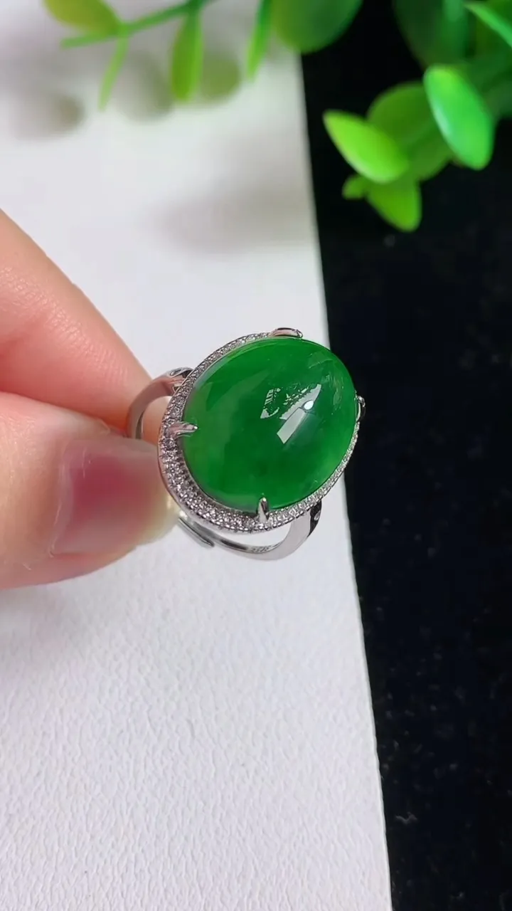 天然A货翡翠蛋面戒指，尺寸17-13，重量:4.38g2025年3月19日
工厂直销收藏佳品,种好水足，色泽均匀，有种有色，上手高大气！