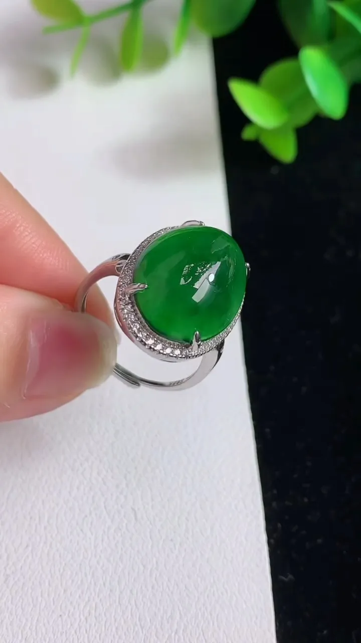 天然A货翡翠蛋面戒指，尺寸17-13，重量:4.38g2025年3月19日
工厂直销收藏佳品,种好水足，色泽均匀，有种有色，上手高大气！