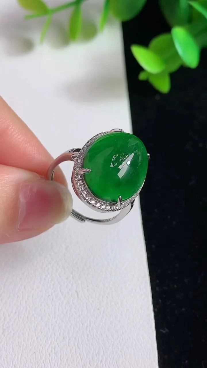 天然A货翡翠蛋面戒指，尺寸17-13，重量:4.38g2025年3月19日
工厂直销收藏佳品,种好水足，色泽均匀，有种有色，上手高大气！