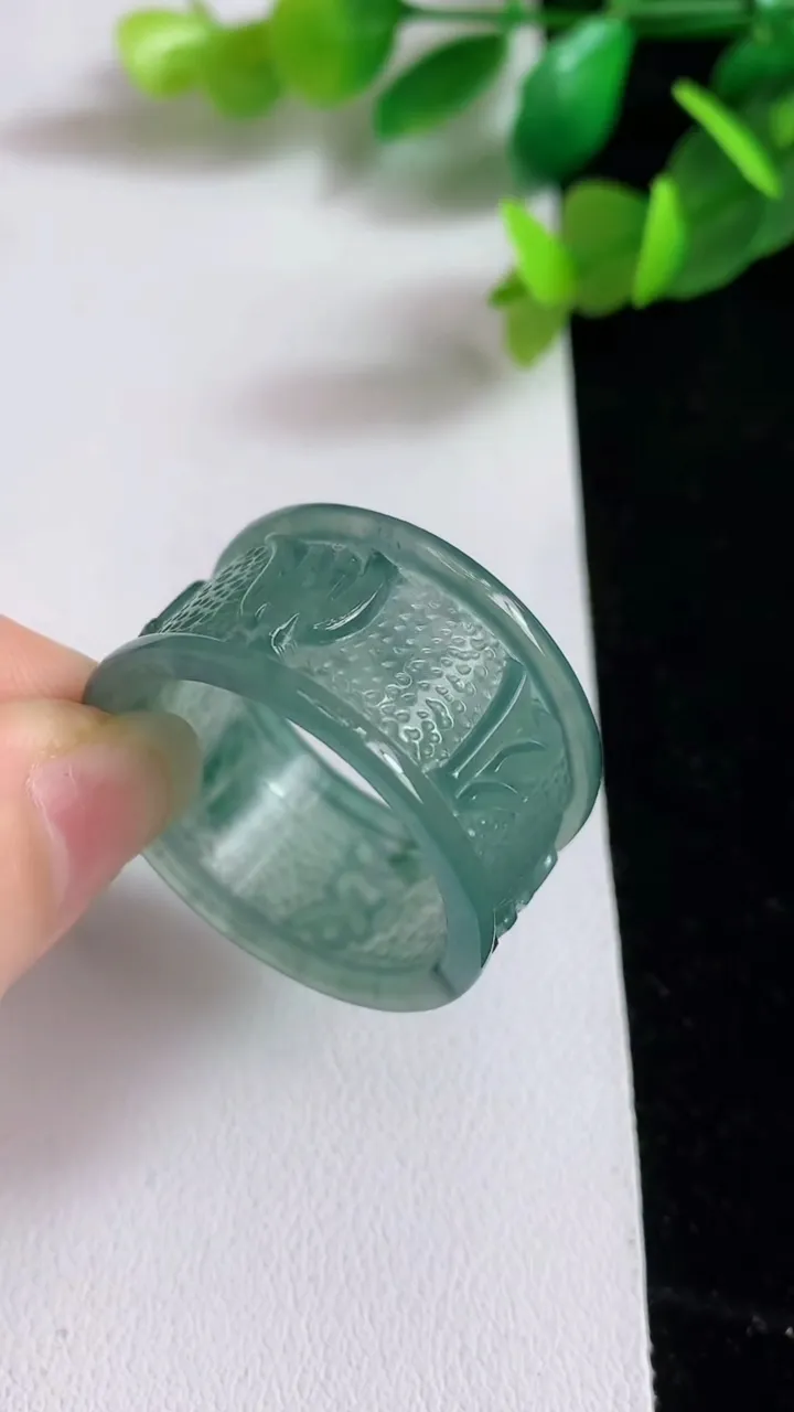 天然A货翡翠蓝水指环扳指，尺寸25-15.6-2.7，重量:8.91g2025年3月20日
工厂直销收藏佳品,种好水足，色泽均匀，有种有色，上手高大气！
