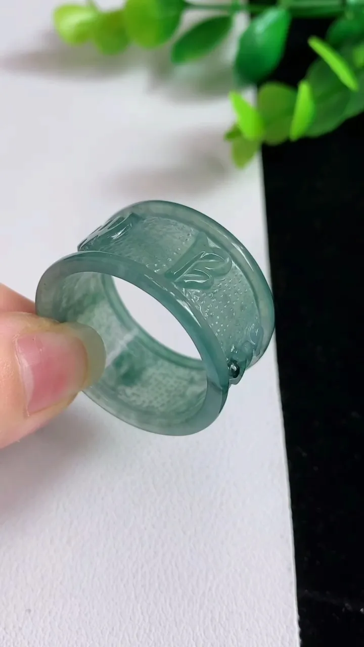 天然A货翡翠蓝水指环扳指，尺寸25-15.6-2.7，重量:8.91g2025年3月20日
工厂直销