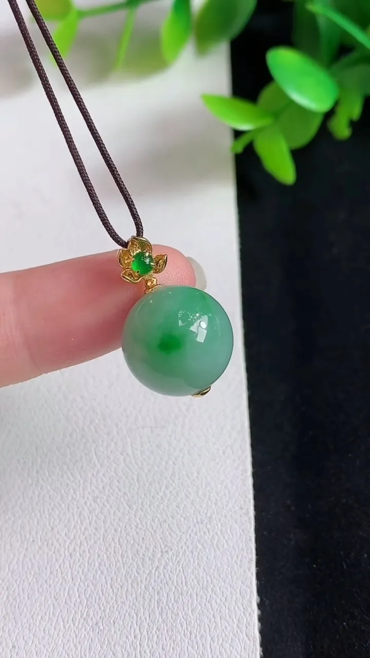 天然A货翡翠圆珠吊坠，尺寸13，重量:4.41g3月20日
工厂直销收藏佳品,种好水足，色泽均匀，有种有色，上手高大气！