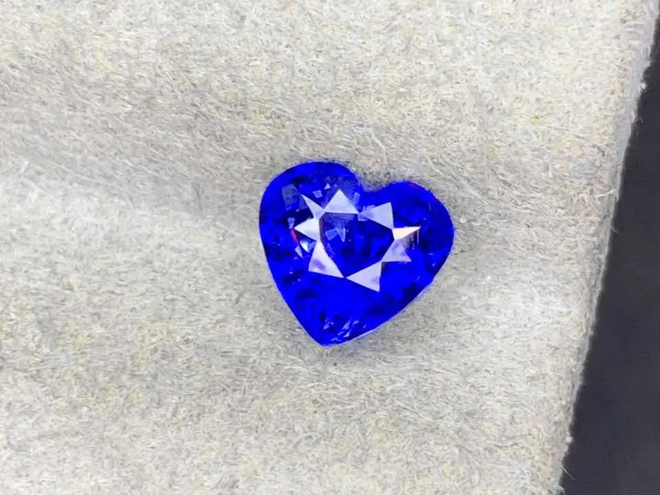 天然皇家蓝宝石裸石 重量:  1.5ct.  规格: 6.8*6.2*4.8