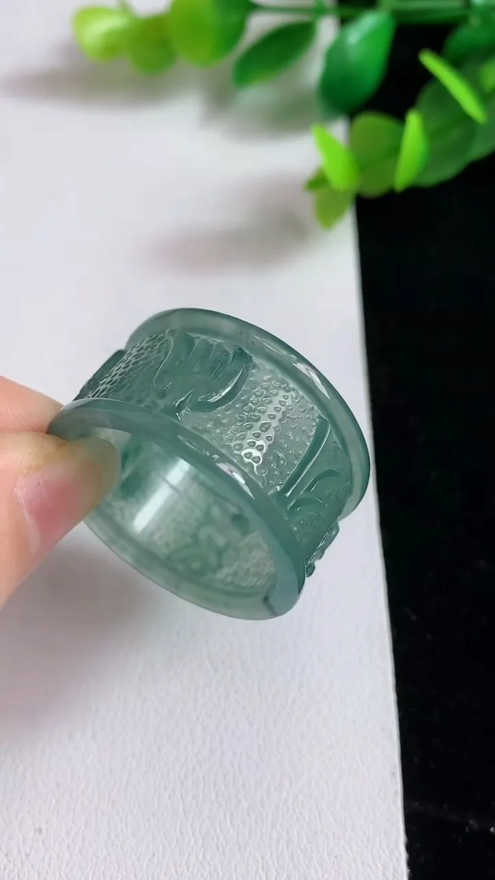 天然A货翡翠蓝水指环扳指，尺寸25-15.6-2.7，重量:8.91g2025年3月20日
工厂直销收藏佳品,种好水足，色泽均匀，有种有色，上手高大气！