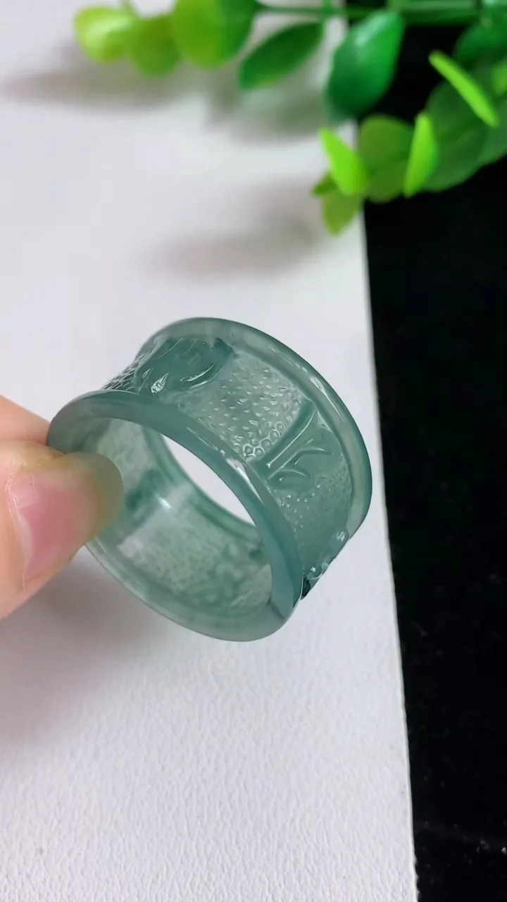 天然A货翡翠蓝水指环扳指，尺寸25-15.6-2.7，重量:8.91g2025年3月20日
工厂直销收藏佳品,种好水足，色泽均匀，有种有色，上手高大气！