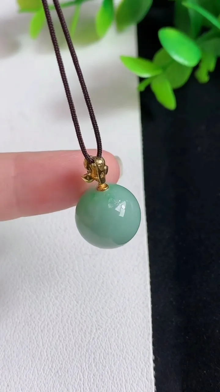 天然A货翡翠圆珠吊坠，尺寸13，重量:4.41g3月20日
工厂直销收藏佳品,种好水足，色泽均匀，有种有色，上手高大气！