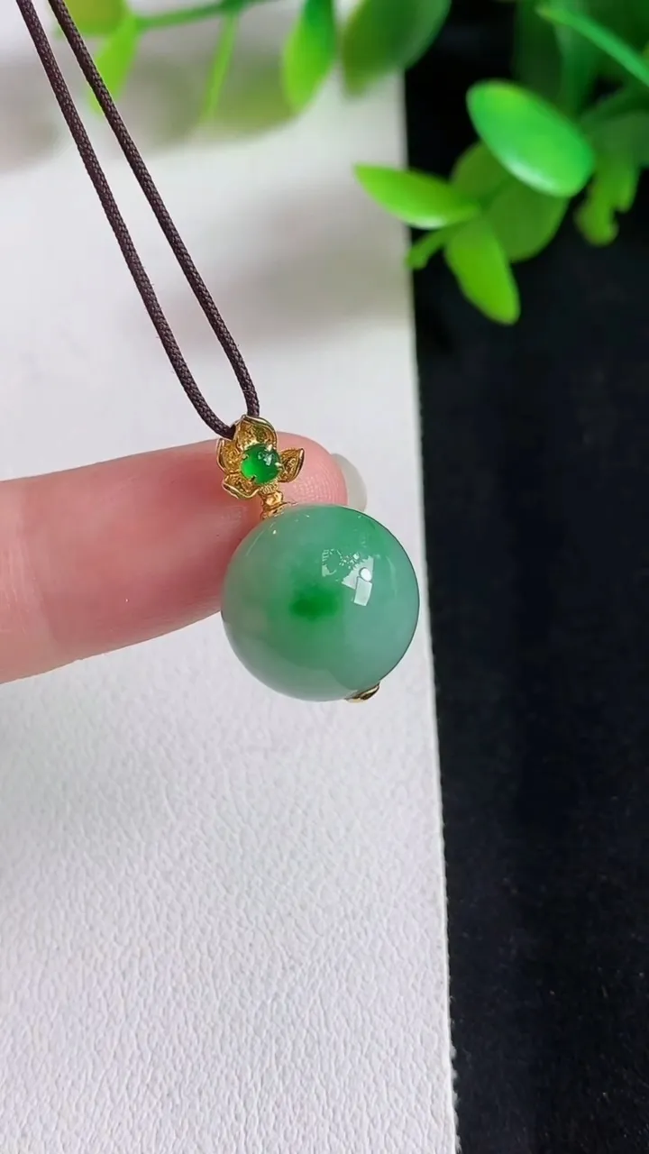 天然A货翡翠圆珠吊坠，尺寸13，重量:4.41g3月20日
工厂直销收藏佳品,种好水足，色泽均匀，有种有色，上手高大气！