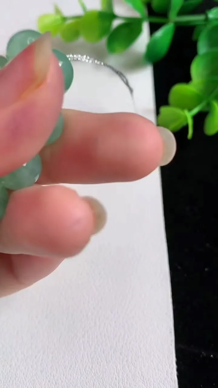 天然A货翡翠圆珠手串19颗，尺寸9.6，重量:32.25g3月20日
工厂直销收藏佳品,种好水足，色泽均匀，有种有色，上手高大气！
