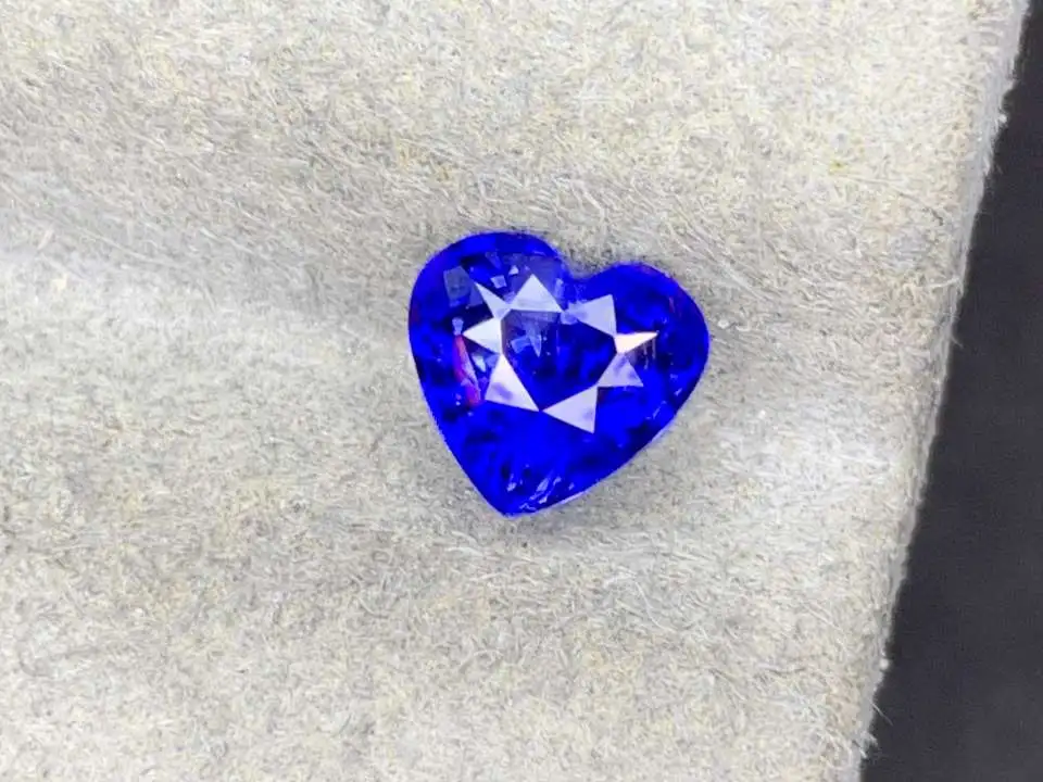 天然皇家蓝宝石裸石 重量:  1.5ct.  规格: 6.8*6.2*4.8