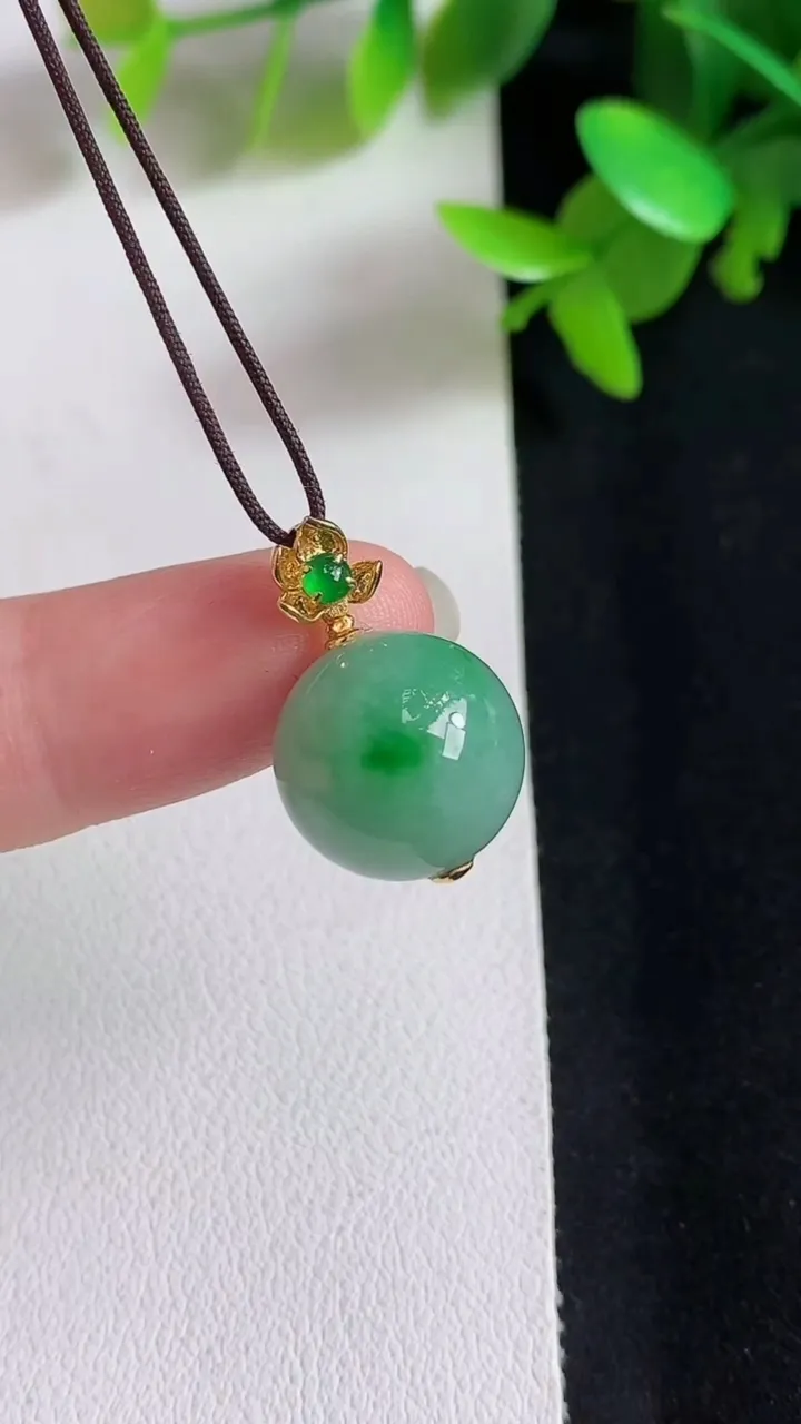 天然A货翡翠圆珠吊坠，尺寸13，重量:4.41g3月20日
工厂直销收藏佳品,种好水足，色泽均匀，有