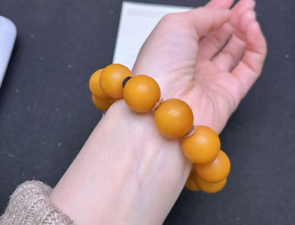 满满的蜡质感，复古天然橘皮纹老蜜蜡大颗粒手链，颗颗精选天然流淌纹，尺寸17.2mm  同款随机发