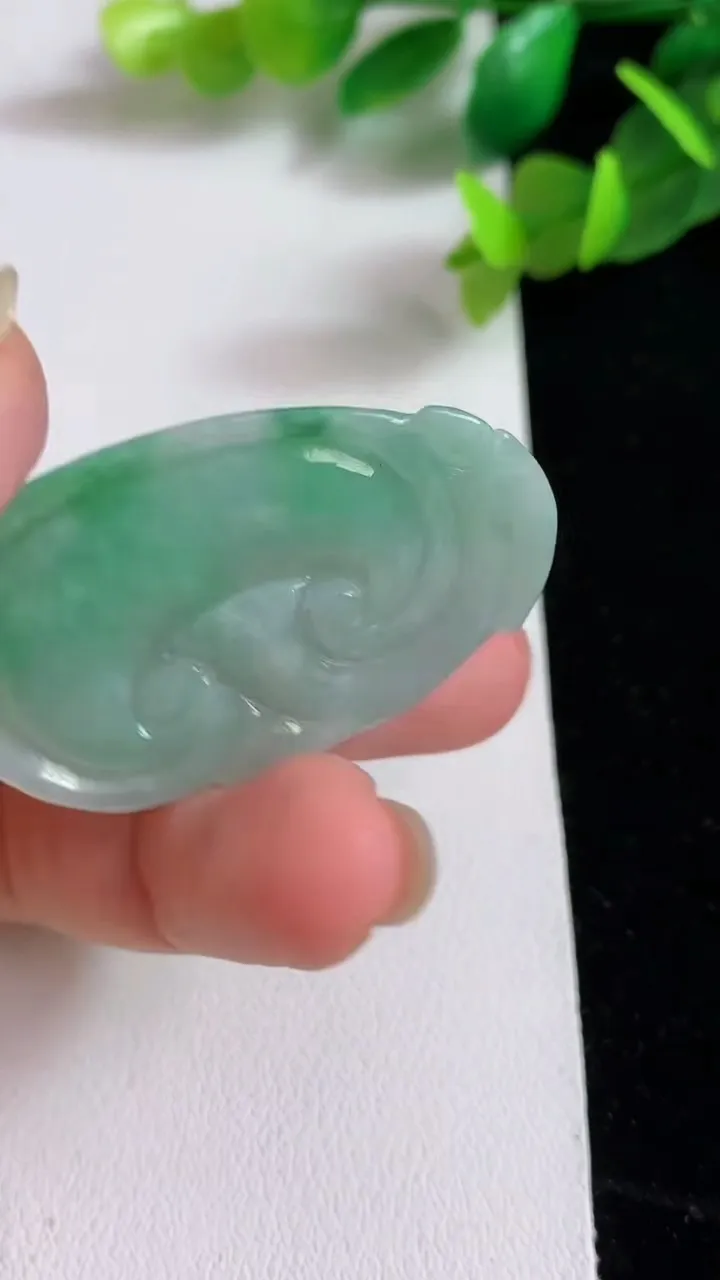 天然A货翡翠如意吊坠，尺寸40.4-24.7-4.7，重量:9.37g
3月20日