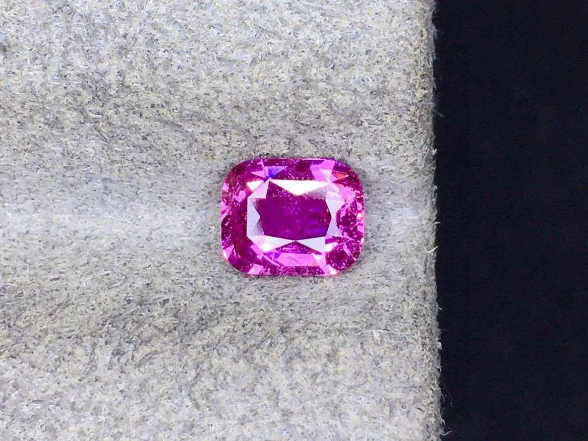 天然粉蓝宝裸石 重量: 1.02ct  规格: 6.2*5*3 ,满身火彩 台面大