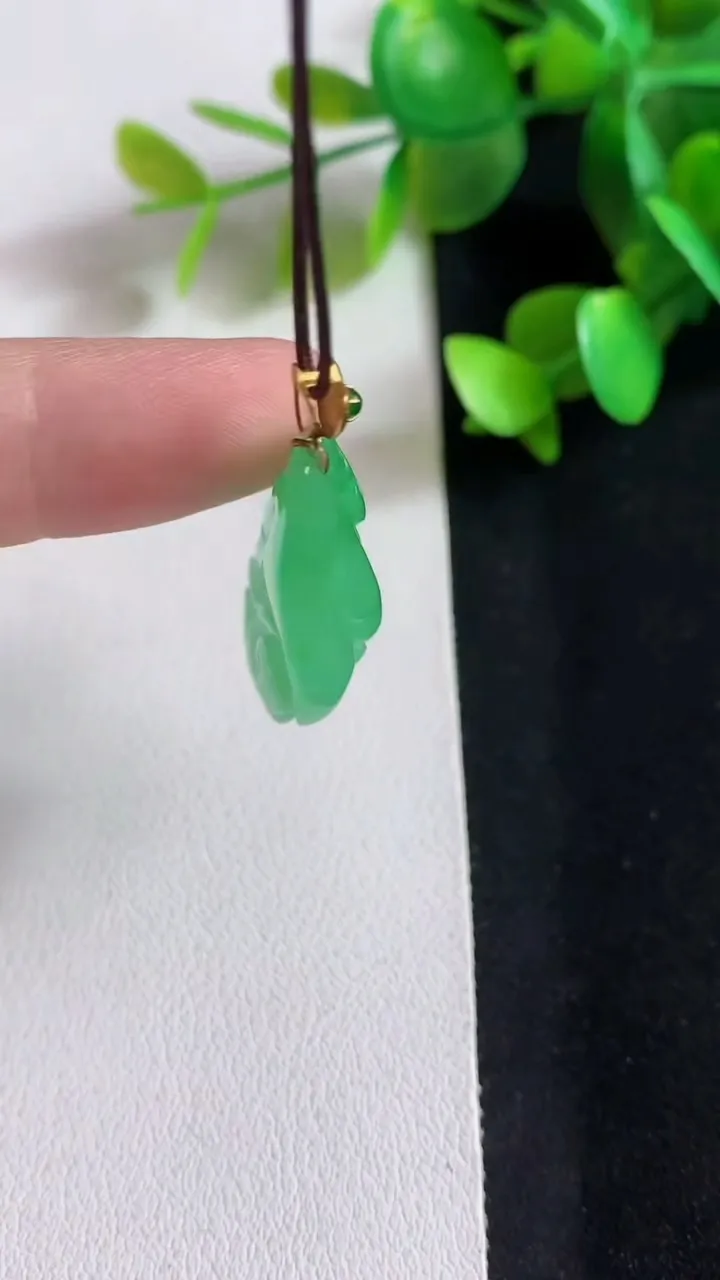 天然A货翡翠佛手瓜吊坠，尺寸28-16.4-8.6，重量:5.44g
3月21日