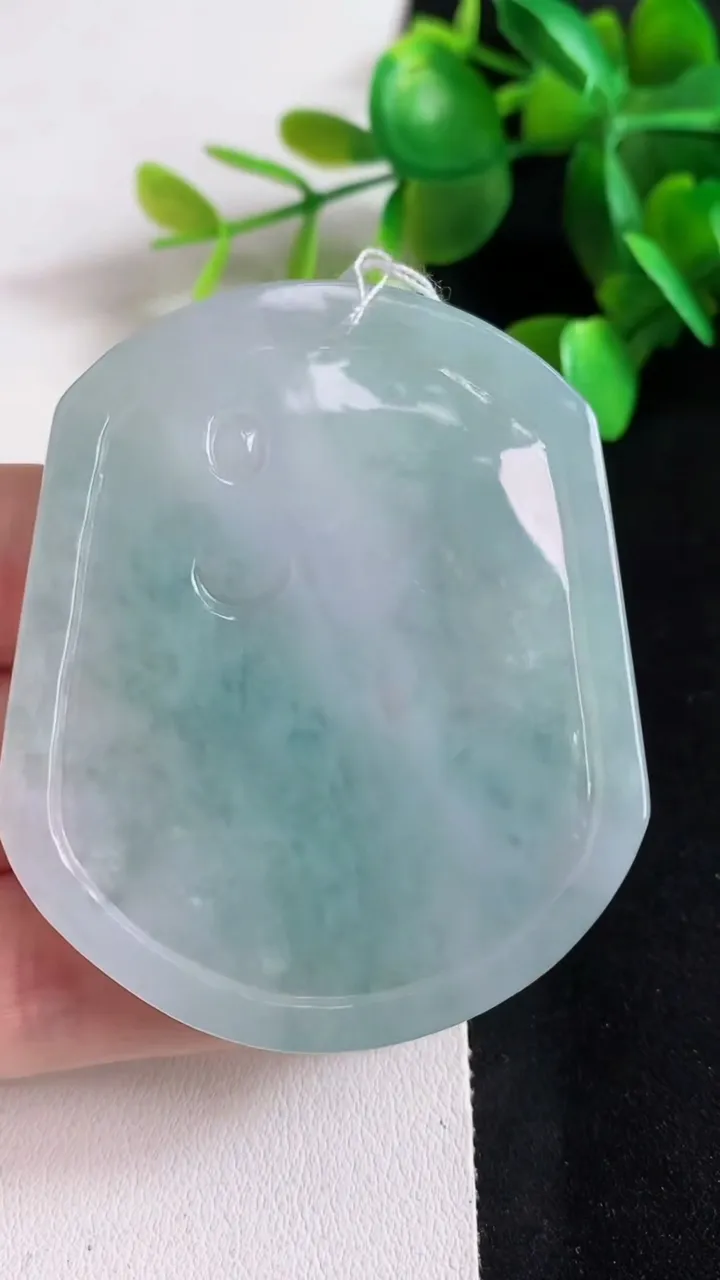 天然A货翡翠大日如来吊坠，尺寸58.5-48.4-5.6，重量:34.30g
3月21日