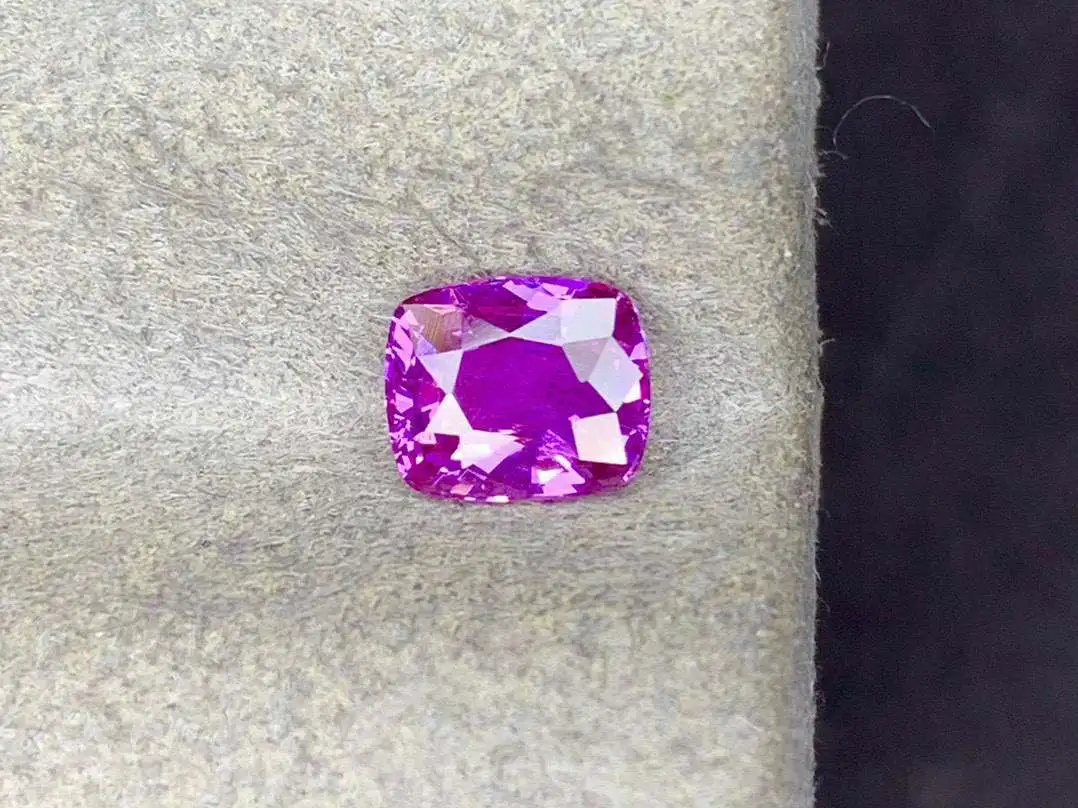天然紫蓝宝石 重量: 1.01ct  规格: 6.2*5*3.5
