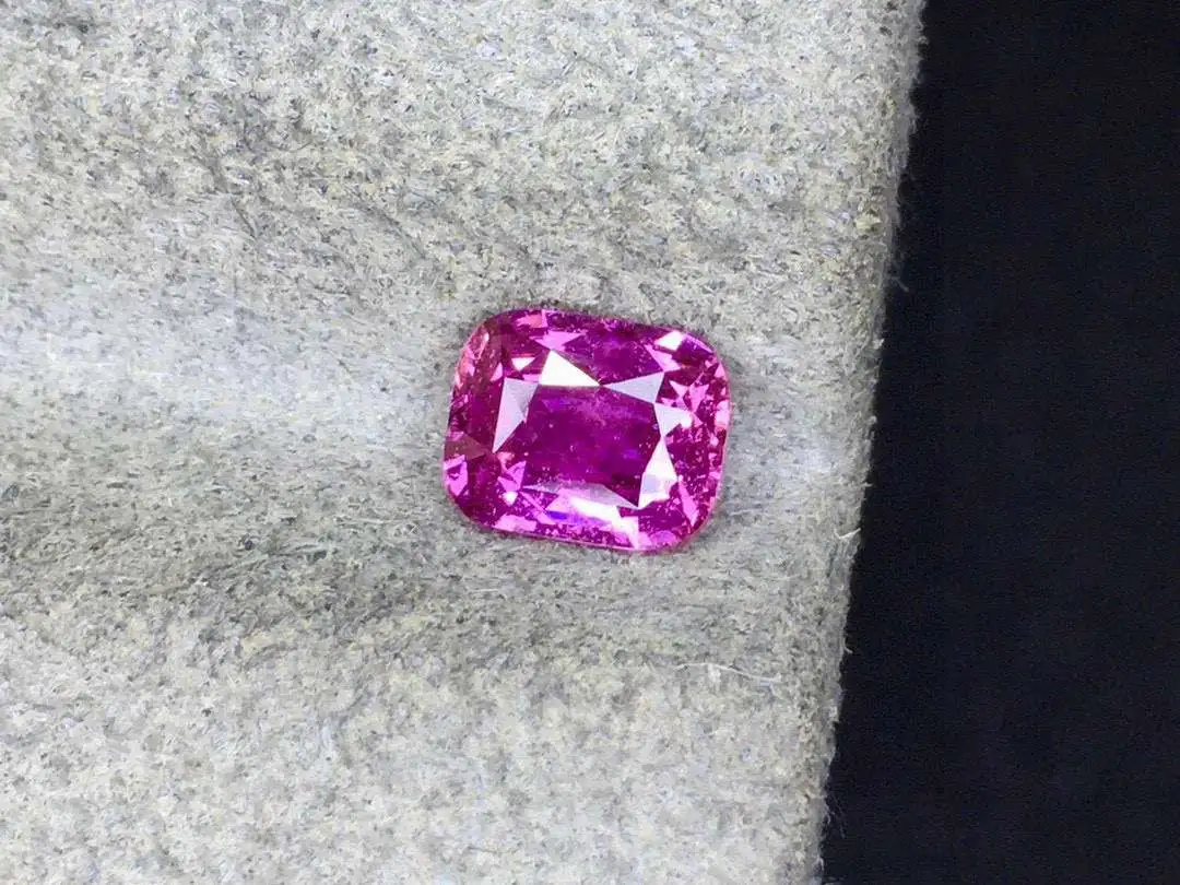 天然粉蓝宝裸石 重量: 1.02ct  规格: 6.2*5*3 ,满身火彩 台面大