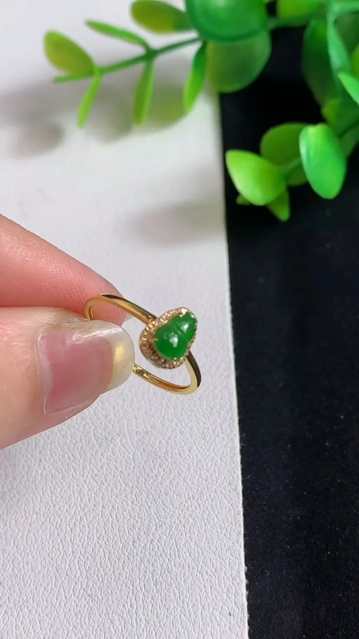 天然A货翡翠葫芦戒指，尺寸16.5-6.4-4.3，重量:0.80g2025年3月21日
工厂直销收藏佳品,种好水足，色泽均匀，有种有色，上手高大气！
