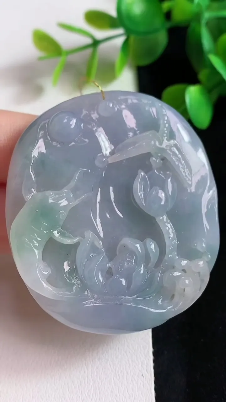 天然A货翡翠春带彩 紫罗兰荷叶鱼吊坠，尺寸53.7-47.5-10.6，重量:53.22g
3月21