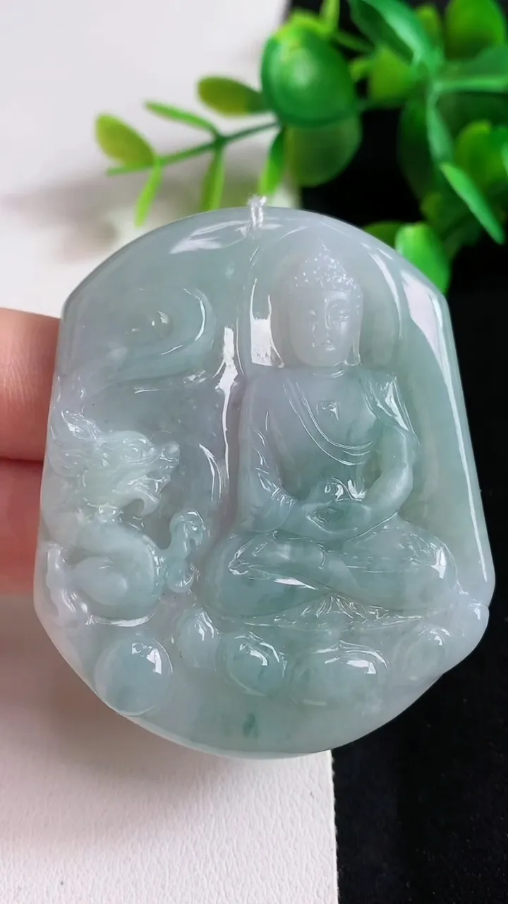 天然A货翡翠大日如来吊坠，尺寸58.5-48.4-5.6，重量:34.30g
3月21日