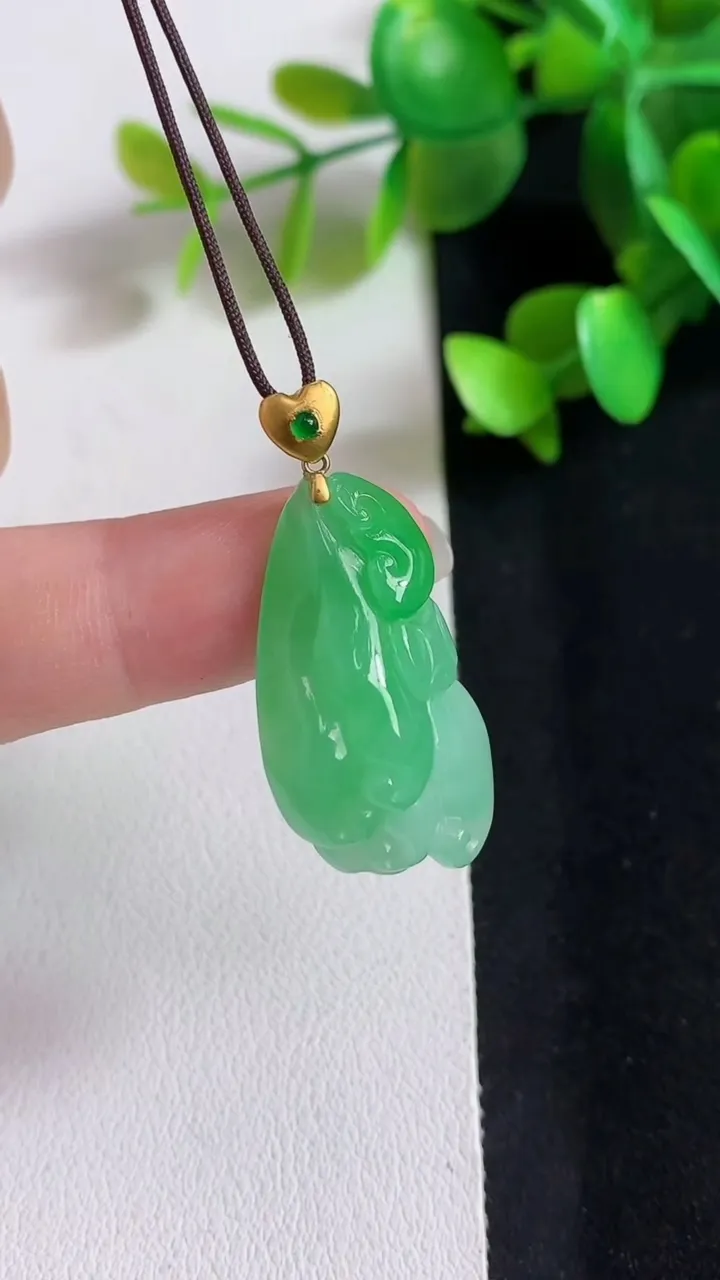 天然A货翡翠佛手瓜吊坠，尺寸28-16.4-8.6，重量:5.44g
3月21日