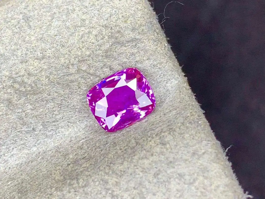 天然紫蓝宝石 重量: 1.01ct  规格: 6.2*5*3.5