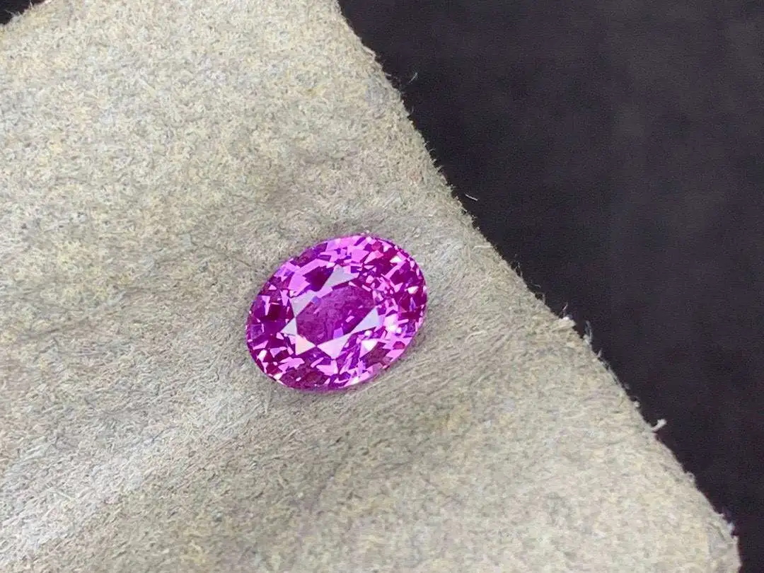 天然薰衣草紫蓝宝石 重量: 1.05ct  规格: 6.2*4.8*3.8