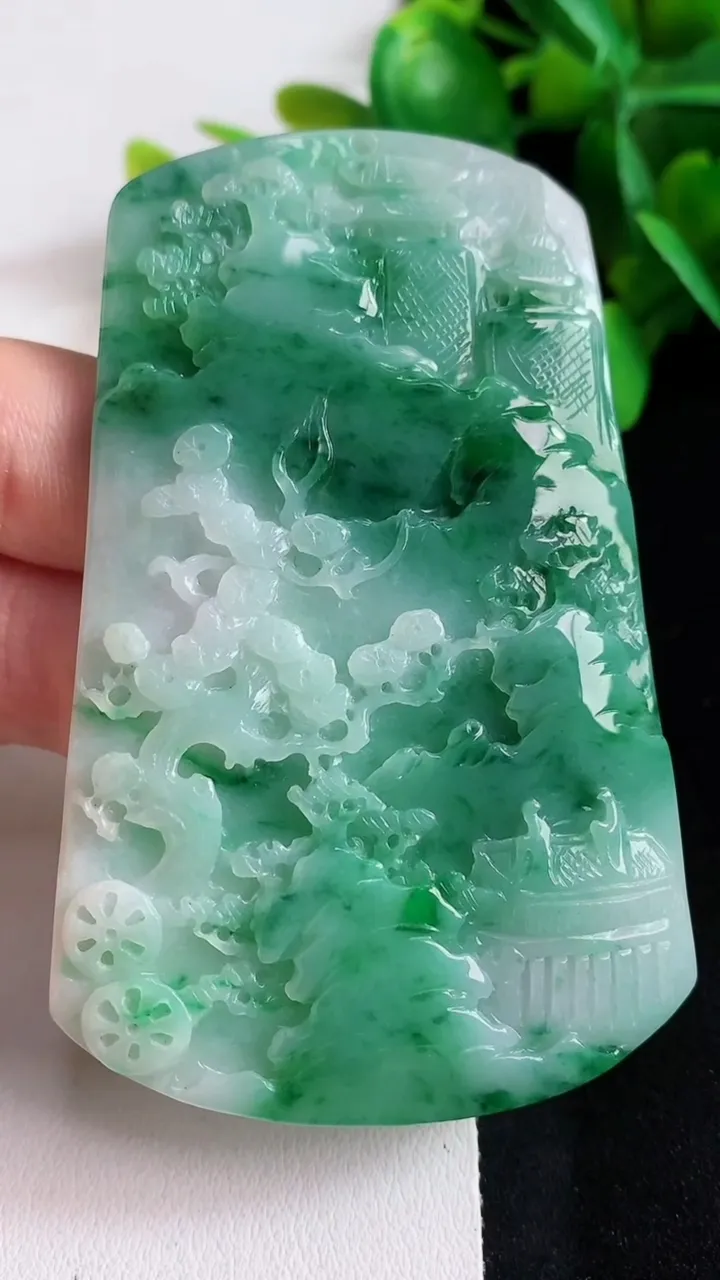 天然A货翡翠山水牌吊坠，尺寸74-46.4-6.6，重量:49.77g
3月21日