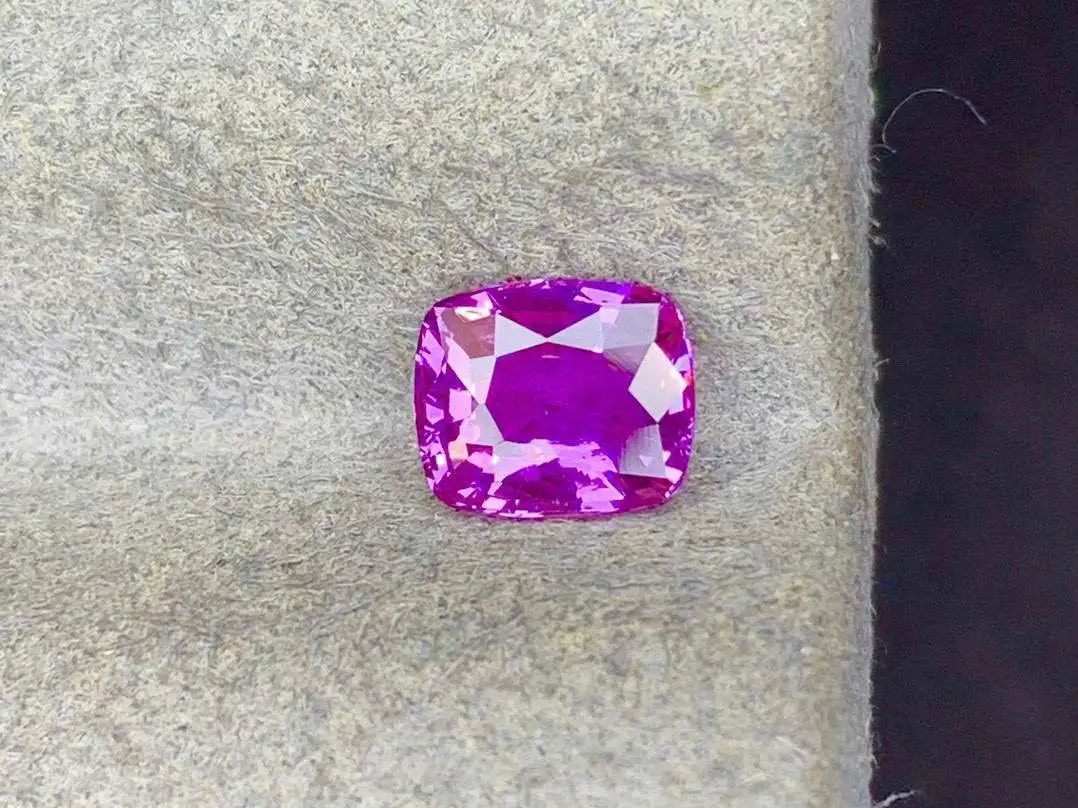 天然紫蓝宝石 重量: 1.01ct  规格: 6.2*5*3.5
