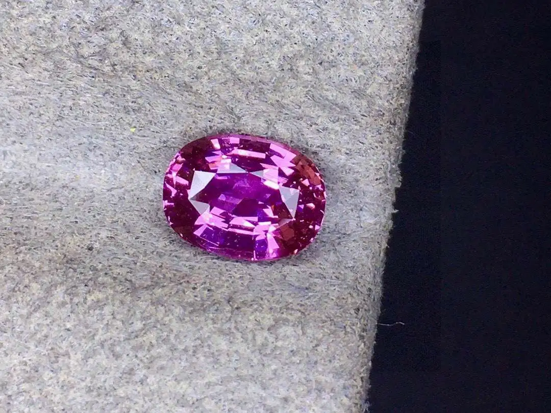 天然紫蓝宝石 重量: 1.6ct  规格:7.5*5.8*4  台面大