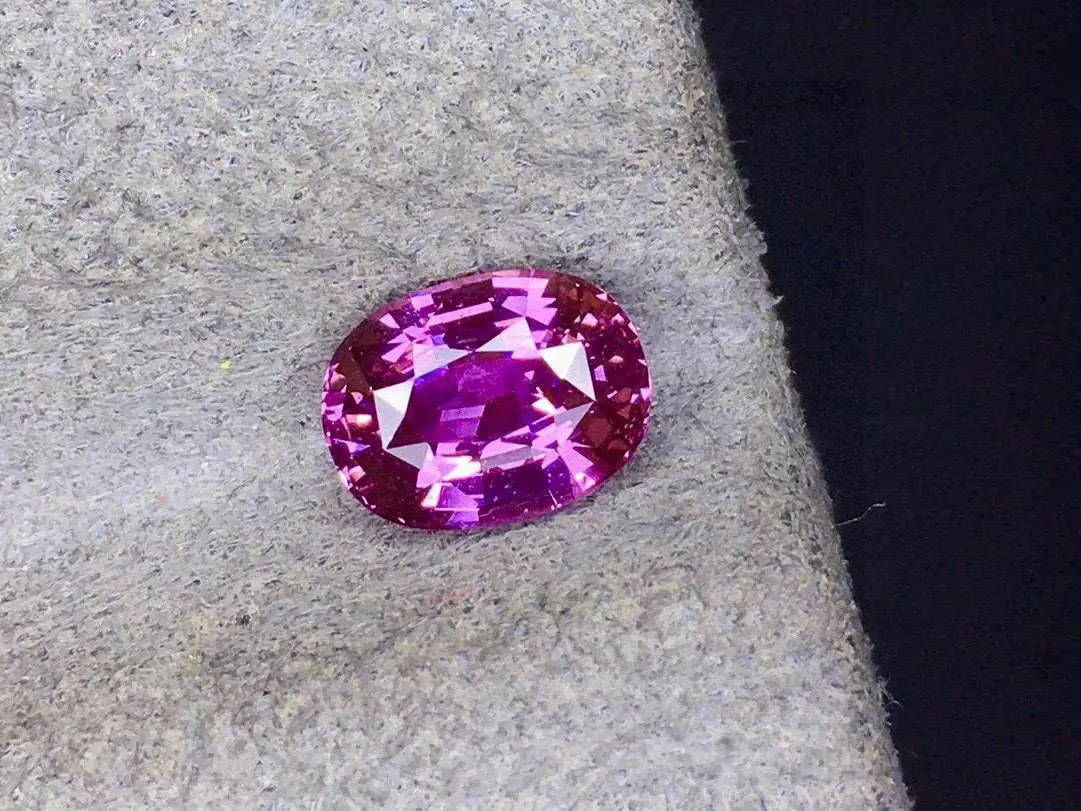天然紫蓝宝石 重量: 1.6ct  规格:7.5*5.8*4  台面大