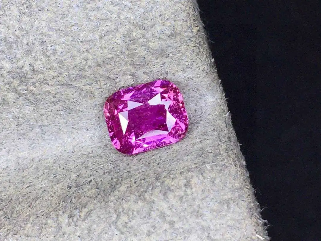 天然粉蓝宝裸石 重量: 1.02ct  规格: 6.2*5*3 ,满身火彩 台面大