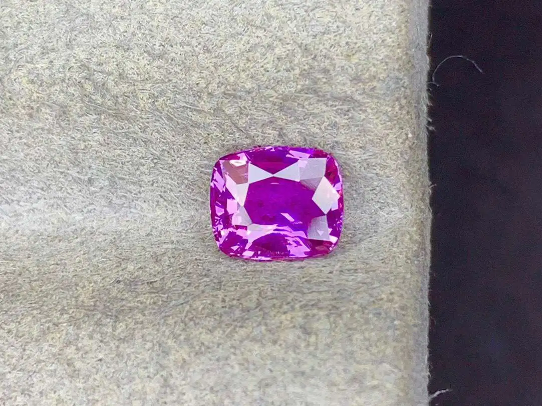 天然紫蓝宝石 重量: 1.01ct  规格: 6.2*5*3.5