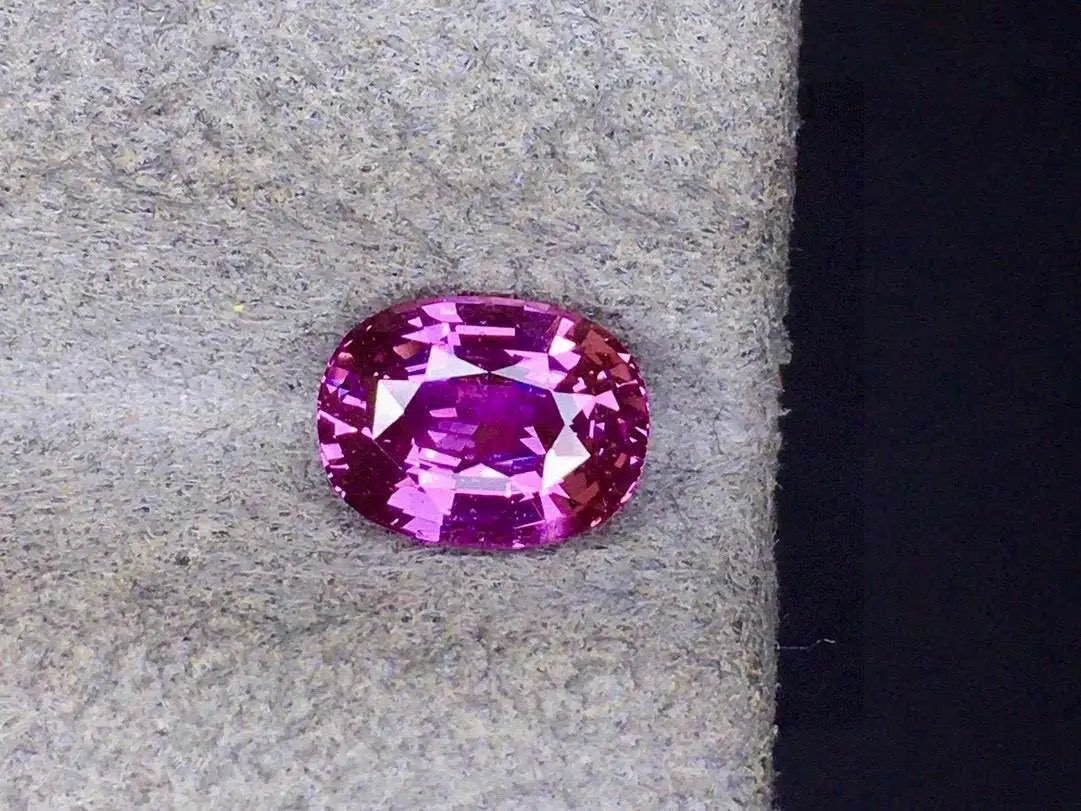 天然紫蓝宝石 重量: 1.6ct  规格:7.5*5.8*4  台面大