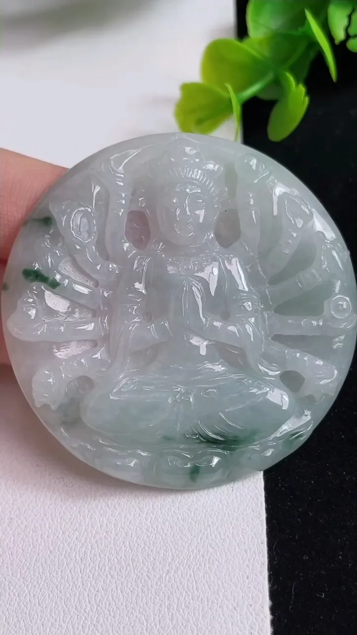 天然A货翡翠飘花千手观音吊坠，尺寸51.5-6，重:27.63g
3月25日