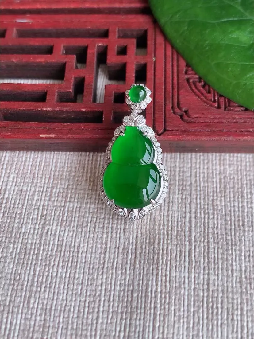天然A货翡翠18K金伴钻镶嵌满绿葫芦吊坠尺寸26.5×13×8.2裸石15×10.6m量2.76g 0322