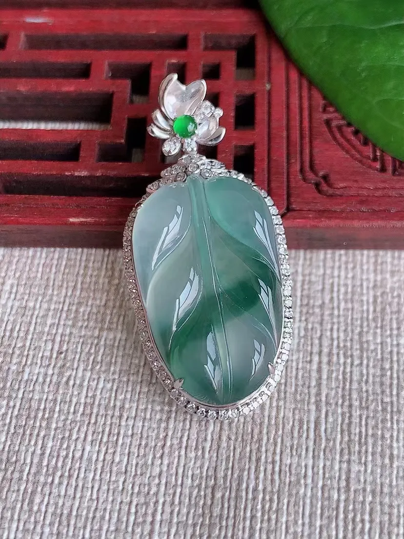 天然A货翡翠18K金伴钻镶嵌飘花叶子金枝玉叶吊坠 尺寸37.7×17.7×8.6裸石24.5×15.2m量5.93g 0322
