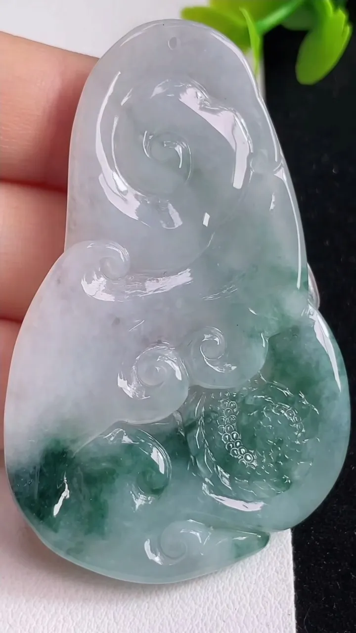 天然A货翡翠飘花龙牌吊坠，尺寸58-36-7，重:25.08g
3月25日