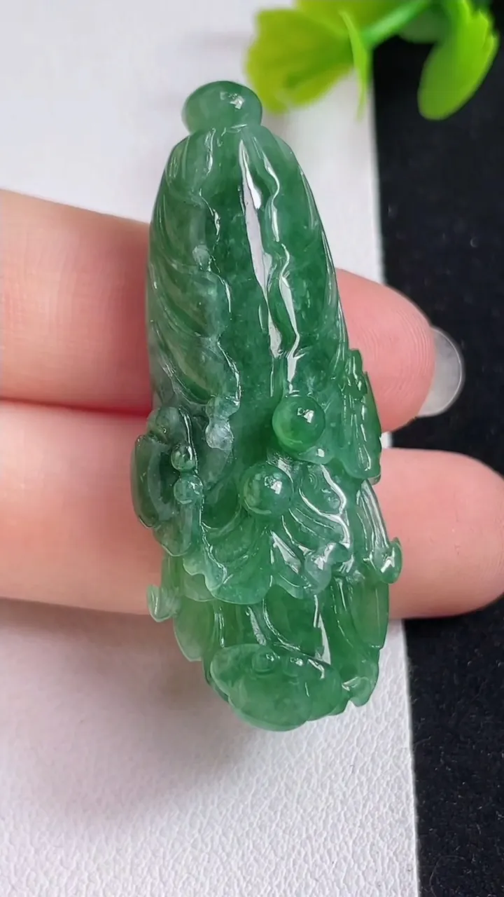 天然A货翡翠白菜吊坠，尺寸45.5-19.8-13.2，重:13.65g
3月25日