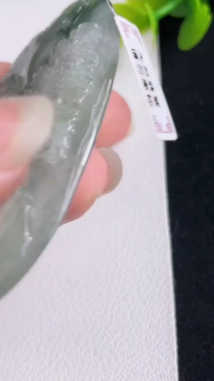 天然A货翡翠飘花山水牌吊坠，尺寸60-38.6-5.7，重:24.70g
3月25日