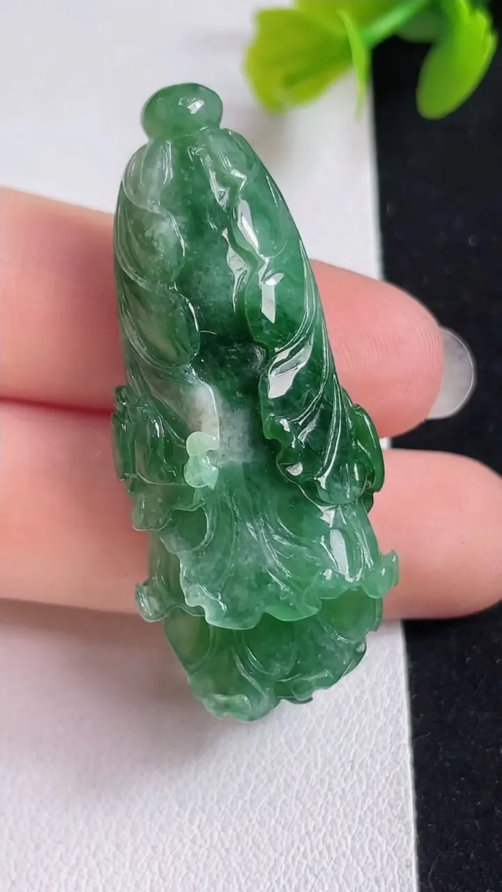 天然A货翡翠白菜吊坠，尺寸45.5-19.8-13.2，重:13.65g
3月25日